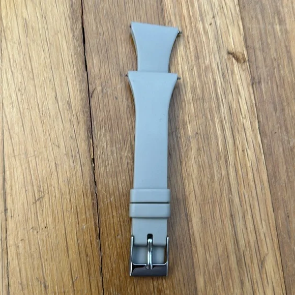 *last chance!!* Fitbit Versa | Accessories Only - 2 bands, 3 screen protectors - Picture 9 of 11